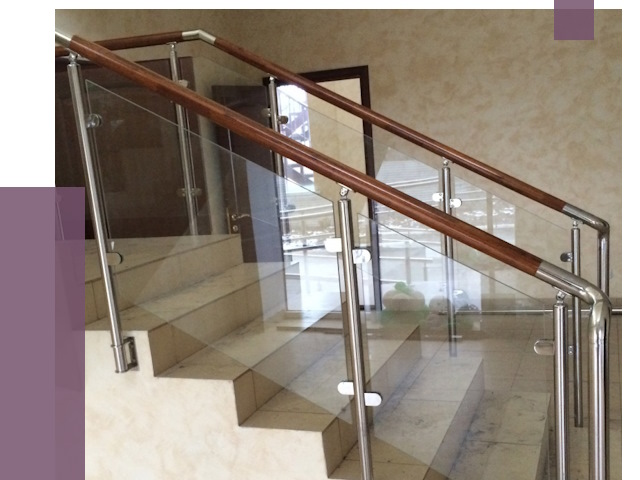 Комбинированные перила из металла и дерева в Азнакаеве