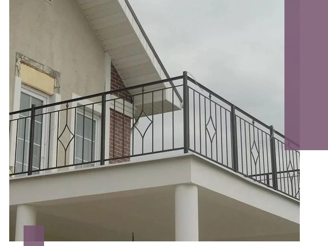 Изготовление балконных ограждений в Азнакаеве из металла и стекла