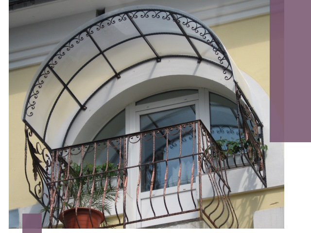 Козырьки над балконом в Азнакаеве — изготовление и монтаж